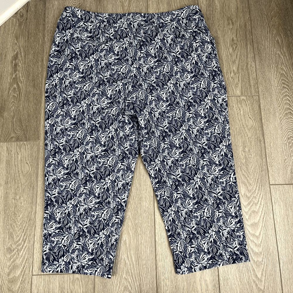 Weekends by Chico's Blue Leaf Pattern Cropped Pants Lightweight Size 3 US XL / 1